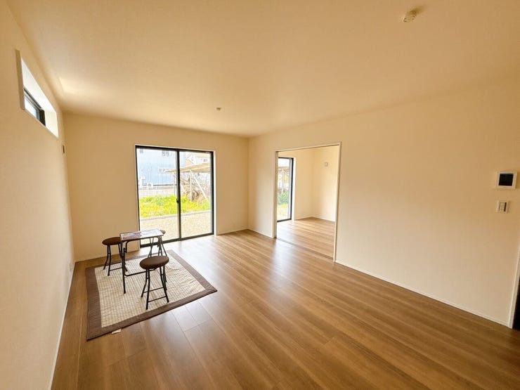 大きな窓から光が差し込む明るいリビング!日中は電気代の節約にもなります!