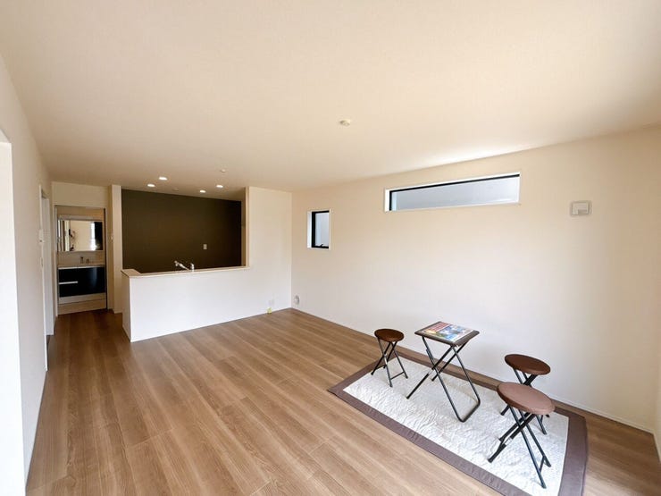 縦長のリビングはどこにいてもLDK全体が見渡しやすく、ぱっと見て室内の様子が把握できるため小さなお子様がいるご家庭でも安心です!