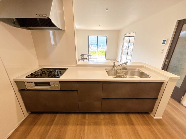 システムキッチンは調理に必要な道具を最小限の動きで取り出せるよう、使い勝手も工夫されており、収納力と収納のしやすさを同時に備えています!