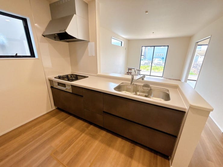 カウンターキッチンはリビングにいる家族の様子を見ながら調理できるため、小さなお子様がいるご家庭にもおすすめです♪