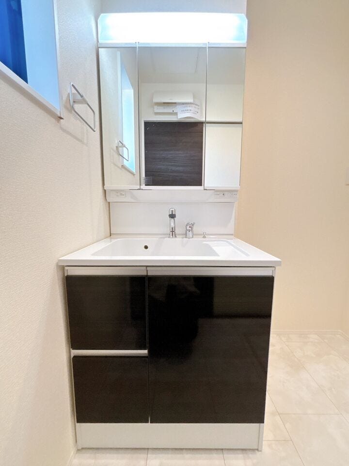 三面鏡付き洗面台は鏡の裏に大容量の収納があり、収納物を隠すことが出来ます!