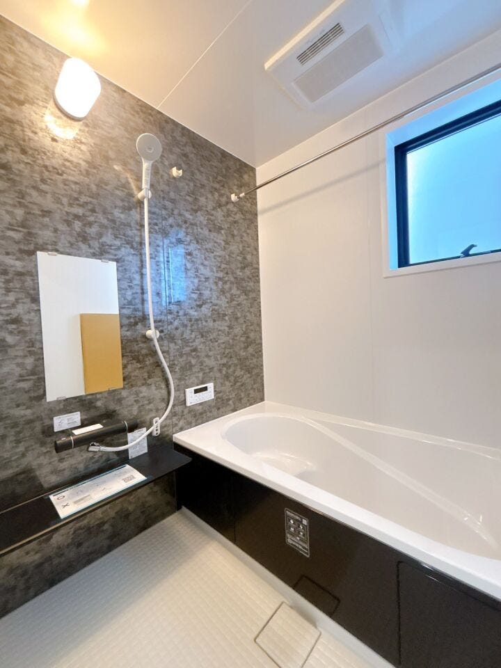 浴室に物干し竿があるため室内で洗濯物を干すことができ、 雨の日や寒い季節など、外に干すことが難しい場合に重宝します!