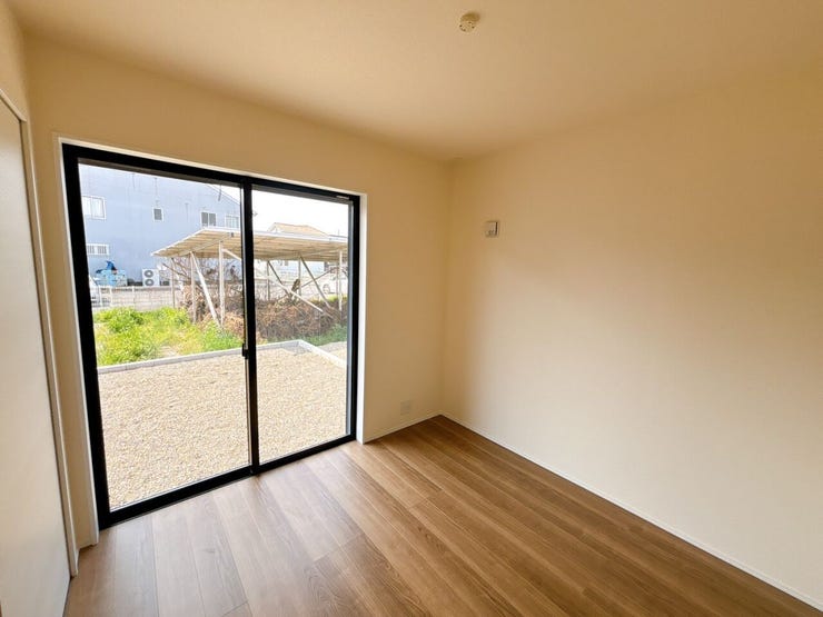 1階の洋室は来客時にプライベートな空間として利用でき、訪問者を気軽に受け入れられるようになります!