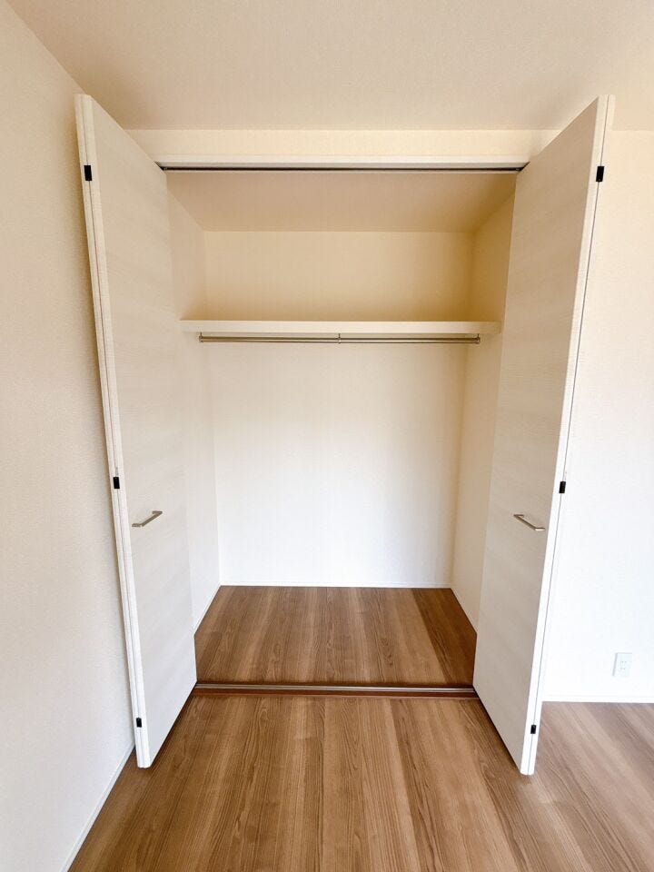 扉付きのクローゼットは中を隠せるため、生活感を抑えた洗練された印象を保ちやすいです!