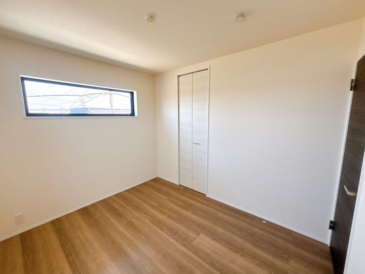 コンパクトなデスクとチェアを置いて、自宅での作業や勉強のための集中スペースとしても活用できます!