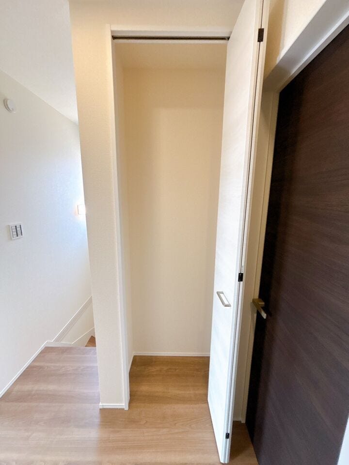 廊下にも収納を設けることで、溢れがちな日用品もすっきり収納することが出来ます♪