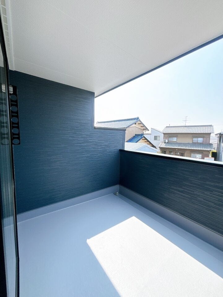 南に面したバルコニーは陽当りがよく、洗濯物が乾きやすいです♪