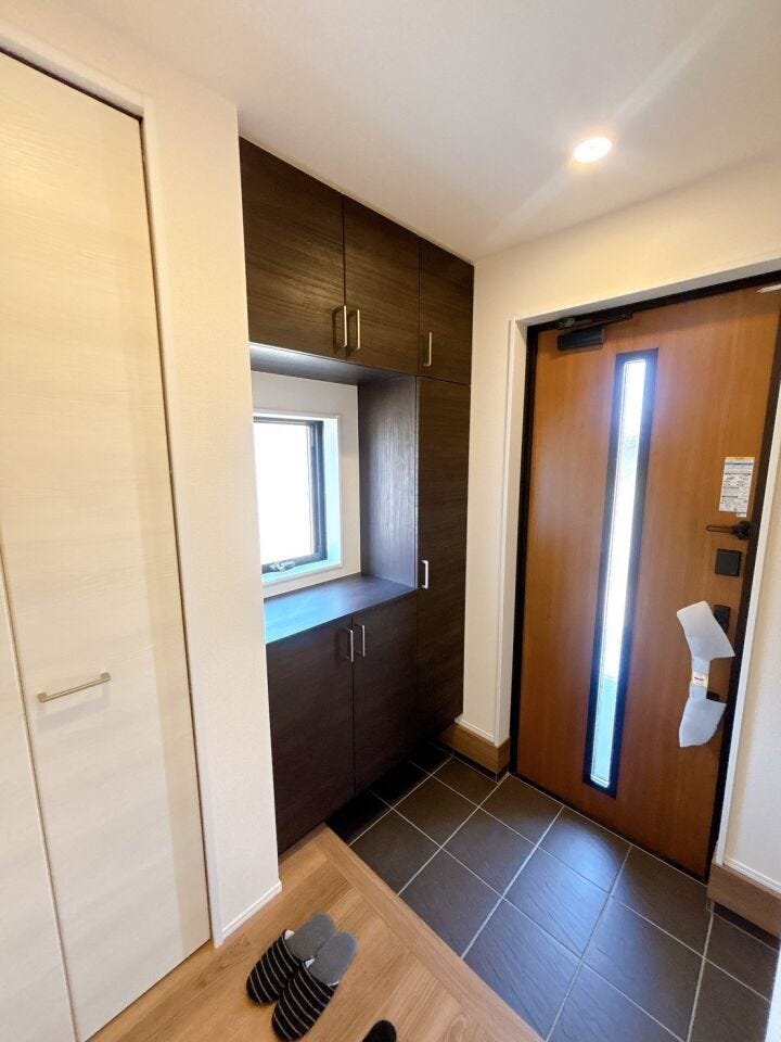 ガラス窓付きの玄関ドアはガラス部分から自然光が入るため、玄関が明るくなり、日中は照明を使わずに済むこともあります!