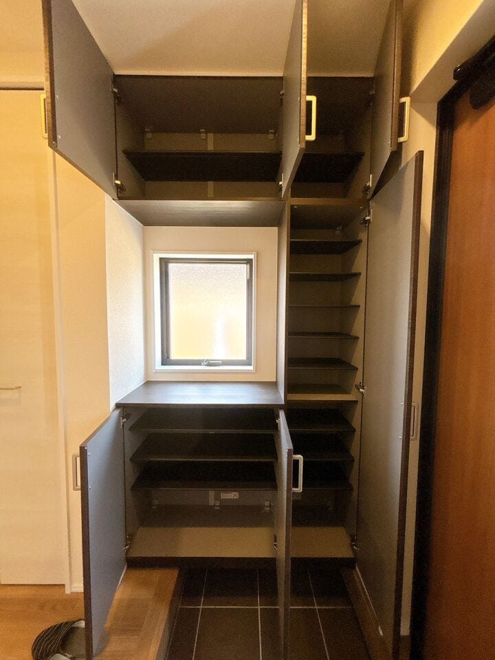 大容量のシューズボックスで靴の種類や季節に応じて多くの靴を収納でき、家族全員分の靴を一箇所にまとめて管理できます♪