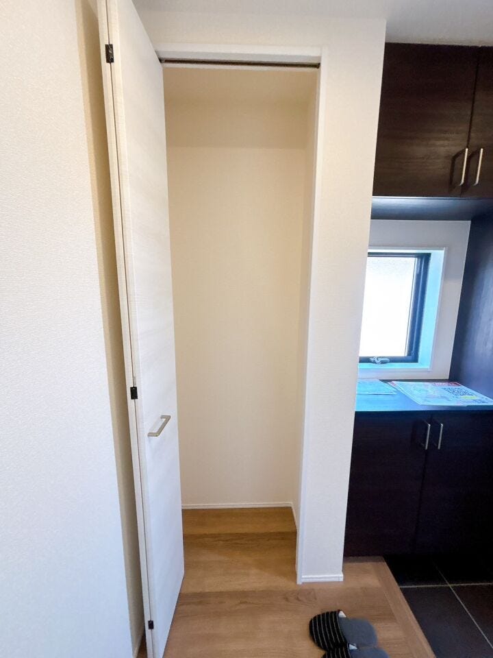 廊下に収納を設置することで取り出しやすく、必要な物をすぐに手に取れる動線が確保されます!