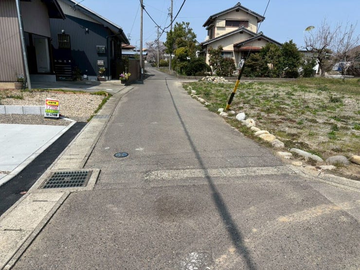 大型車や多くの車両が通行することが少なく、静かで落ち着いた環境が得られます。特に小さなお子さんがいる家庭では安心です!