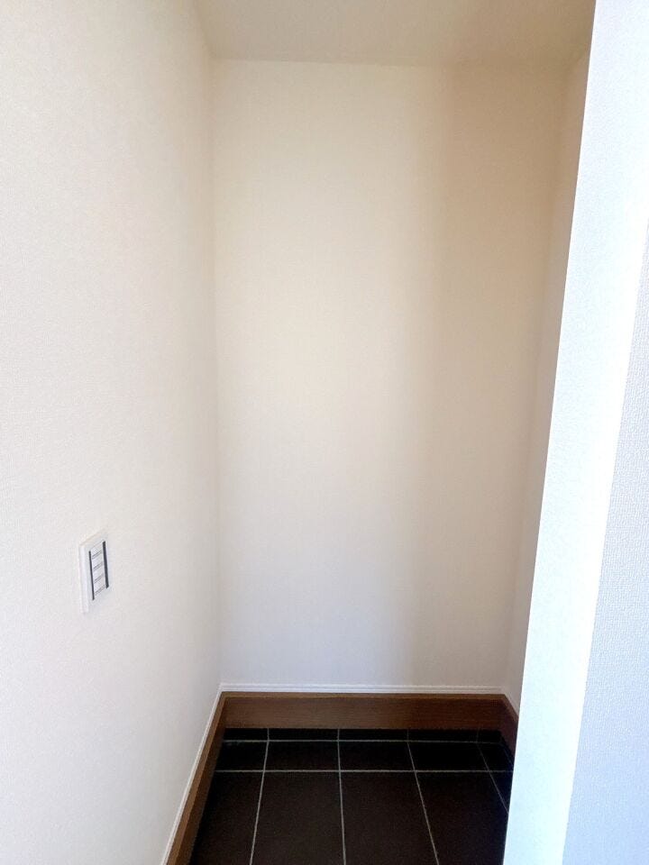 靴だけでなく、傘、アウトドア用品、ベビーカーなど、外で使うアイテムをまとめて収納できます♪