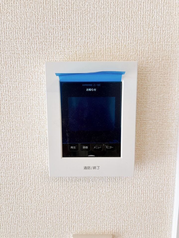 モニター付きインターホンはドアを開ける前にモニターで訪問者の顔を確認できるため、安全性が向上します!