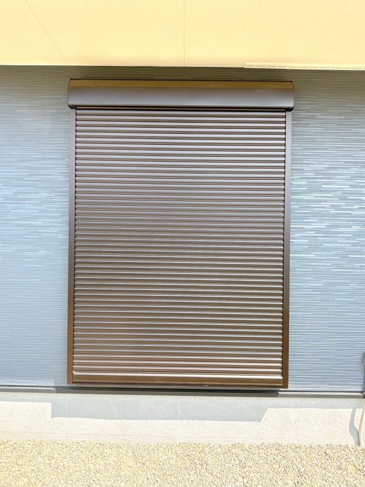 雨戸とシャッターを組み合わせることで、強風や大雨などの悪天候にもより効果的に対応できます。家屋の保護能力が向上します!