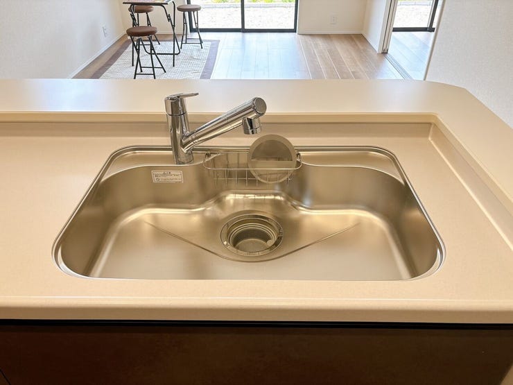 深めのシンクは水撥ねがしづらく、食器類を多く置けるため毎日の洗い物のストレスを軽減します♪