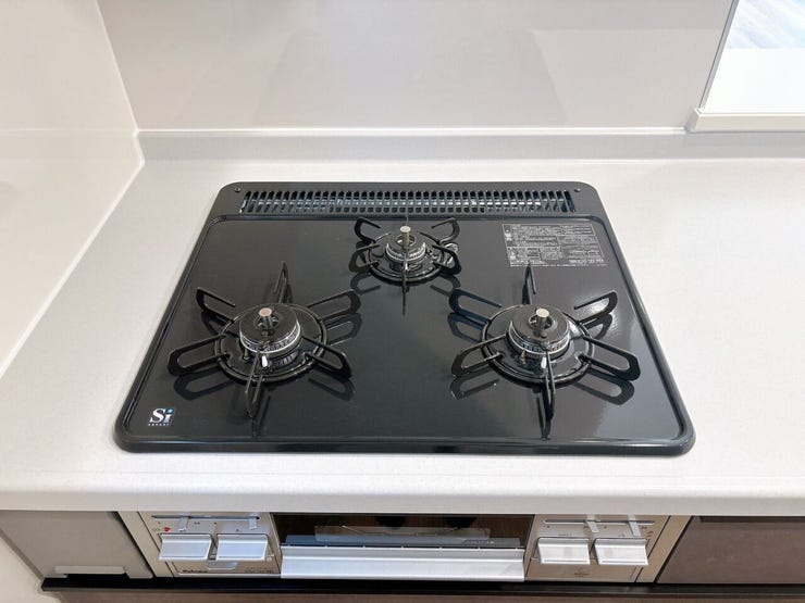 三口コンロは大人数分の料理を手早く準備する際に便利です!大家族の方やパーティーやイベントのときにも活躍します!