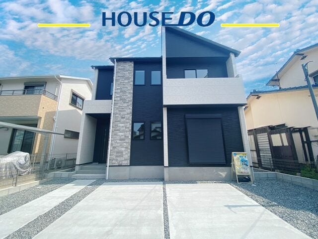 【外観】
車4台OK+WIC2ヶ所+4LDK♪スーパー・小学校・バス停が近く、便利で住みやすい立地です♪