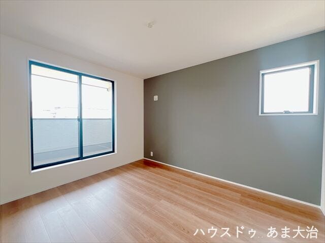 7帖洋室は一番広い洋室で主寝室にぴったり。アクセントクロスが目を惹く一室で、おしゃれな空間。