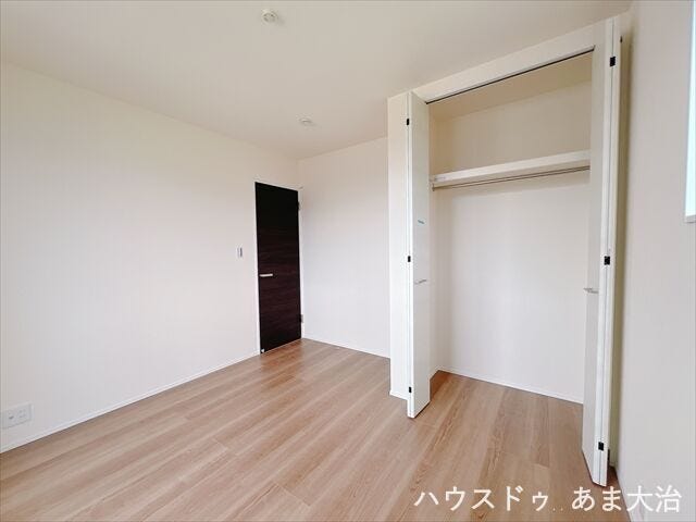 両開き収納は物の出し入れがしやすく一目でどこに何があるかも確認できるのが嬉しいです◎