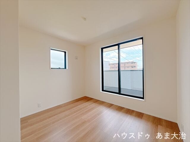 こちらの洋室からもバルコニーへ出入りが可能。開放感のある洋室ですね。