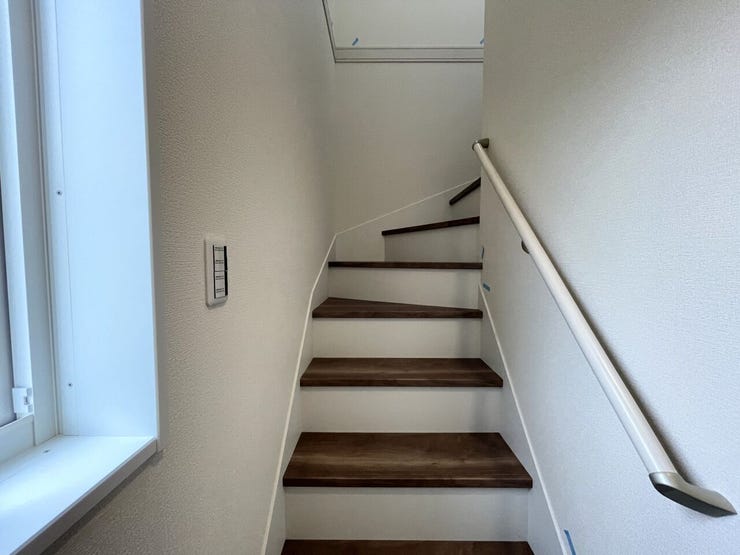 ◇階段◇ 同仕様
手すり付きの階段♪
段差を緩やかに設計していますので、小さなお子様やご年配の方にも安心です♪