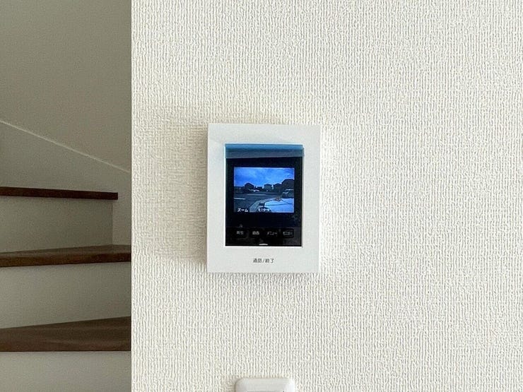 ○カラーモニター付インターホン○ 同仕様
不在時の訪問は自動で録画されます。
訪問者の顔が確認できるのでお子様の留守番にも安心です♪