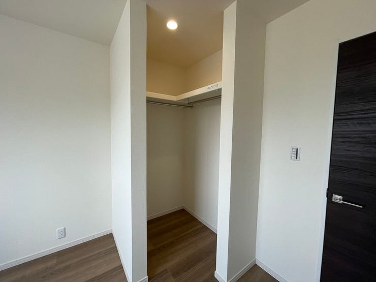 ◇ウォークインクローゼット◇ 同仕様
季節物のお洋服などしっかり収納できます♪旅行鞄などかさばる収納もすっきり片付きますね♪