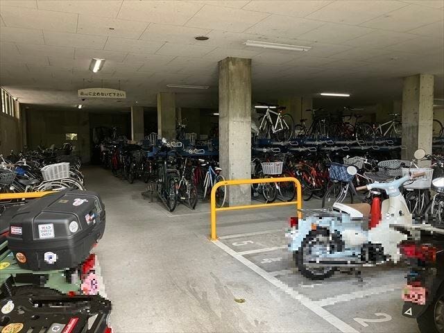 駐輪場です。屋根が付いていますので、自転車が雨で濡れることなく保管することができます。