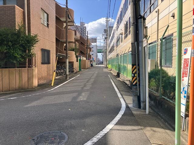 西側前面道路です。