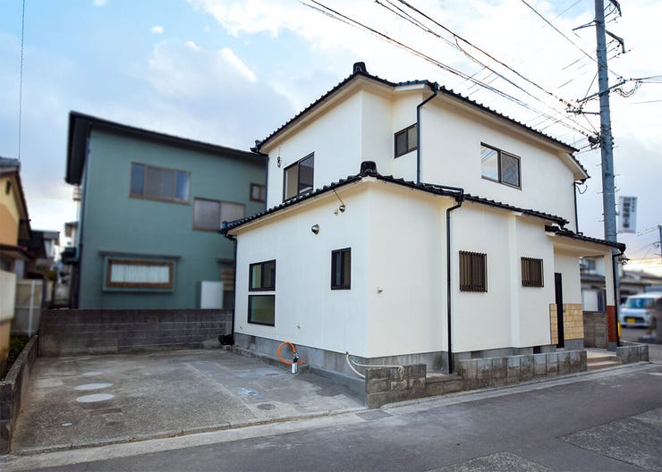 左側から見た外観と駐車スペース(2台完備/車種によります)