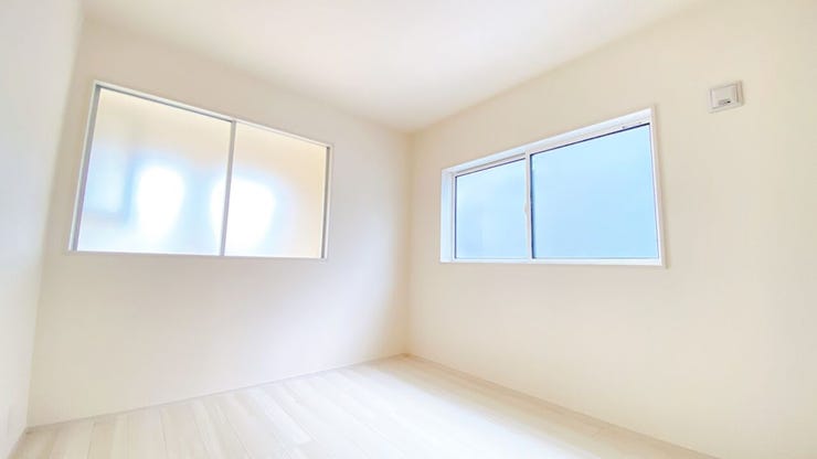 大きな窓から朝日が差し込み、目覚めのよい1日が迎えられそうです◎