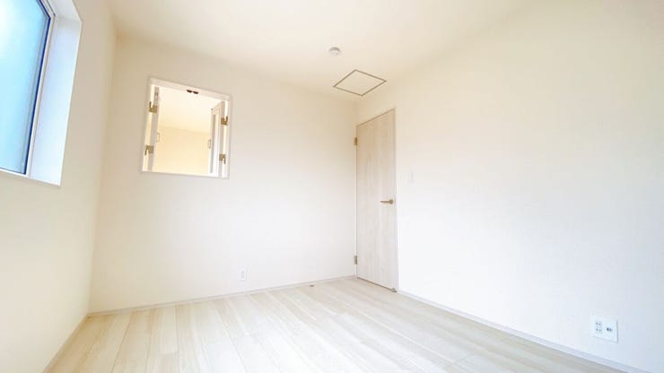 光をたっぷり取り込める窓があり明るい室内です◎