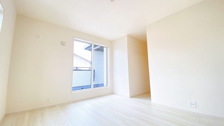 窓から風を感じられる快適なお部屋です。