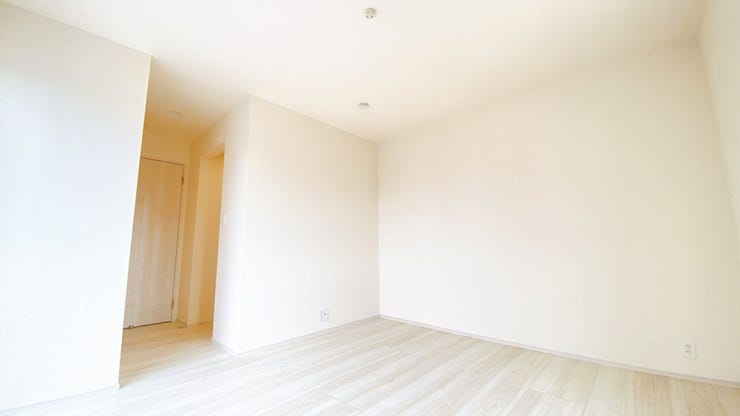 白を基調にした内装で空間がより広く感じられるお部屋です。