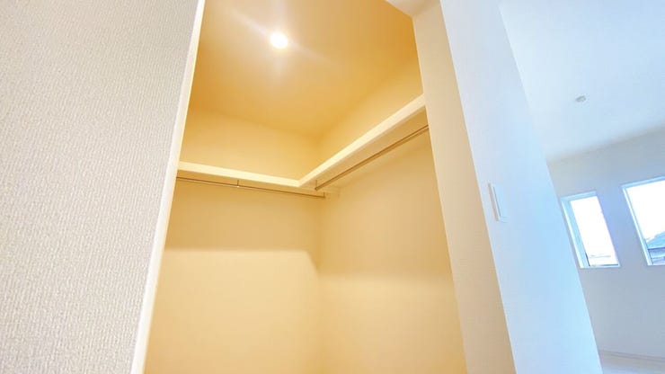 ウォークインクローゼットは高さのある荷物や洋服をたくさん収納できます。