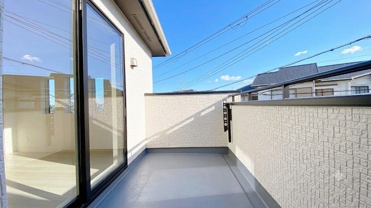お天気の良い日はお布団も干すことができるワイドバルコニーです♪