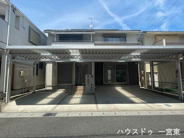 都会的な印象のフラットルーフで室内空間を確保◎
カーポートがあるので車から玄関まで、雨等から守られます。
