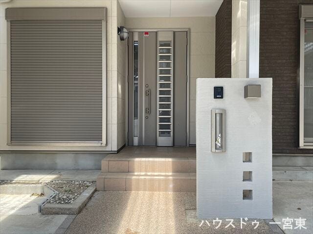≪外玄関≫
ダブルロック採用の玄関扉。スタイリッシュな雰囲気が素敵です。