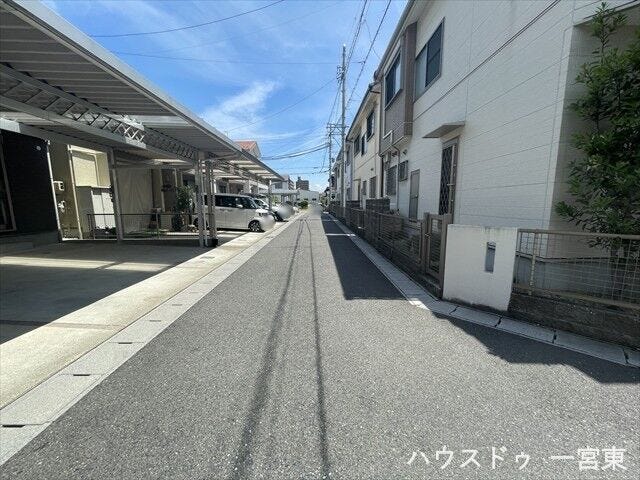 ≪南側東向き 幅約4.0m≫
車1台が余裕を持って通れる道幅です。車はスピードを控えるので事故率の軽減や歩行者も安心して通行できます。