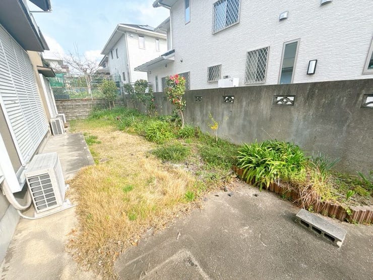 スーパーやコンビニなど生活利便施設が充実した立地です。