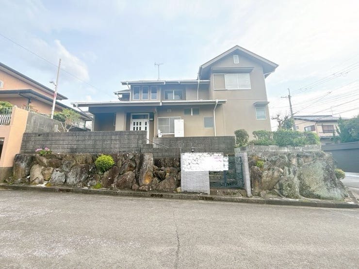 【外観】
「学園前駅」よりバス乗車8分、バス停「藤ノ木台1丁目」より徒歩6分の立地◎