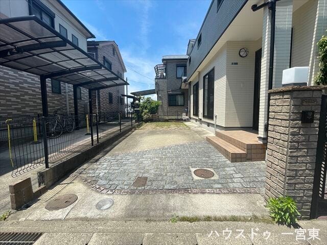 並列で2台の駐車が出来るので、親戚やお友達が遊びに来ても安心ですね。