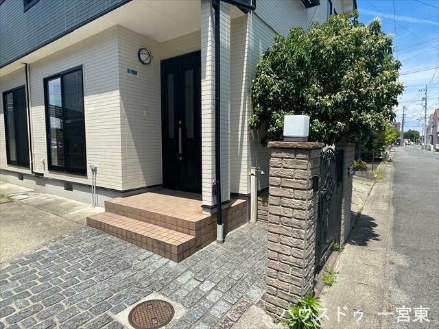 ≪外玄関≫
ダブルロック採用の玄関扉。落ち着いた色合いの雰囲気が素敵です。