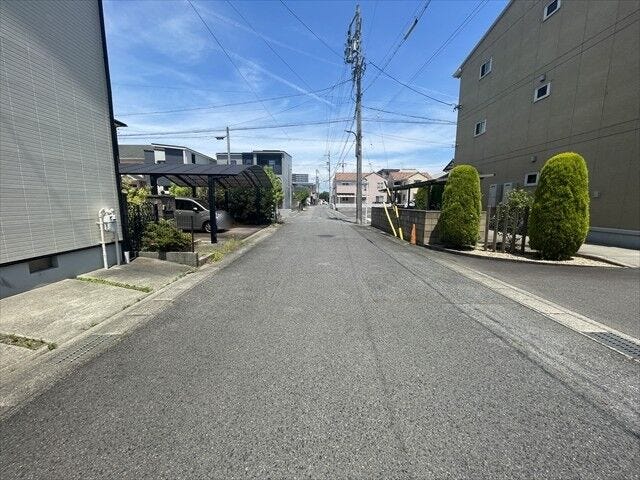 ≪東側北向き 幅約6.0m≫
車がすれ違うのに十分な道幅です。車が2台と通行人も通れる幅となっています。