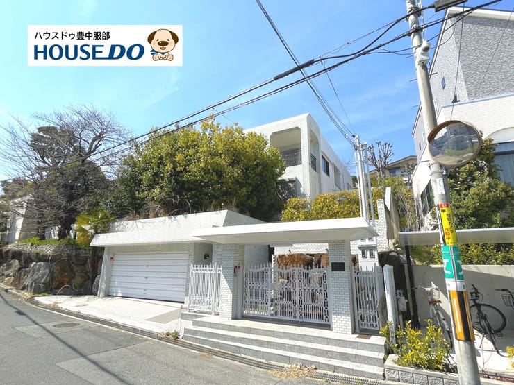 【外観】
約562㎡の広大地に建つ中古戸建!電動シャッターガレージでお車2台保管可能♪前面道路は6.0mと広々♪