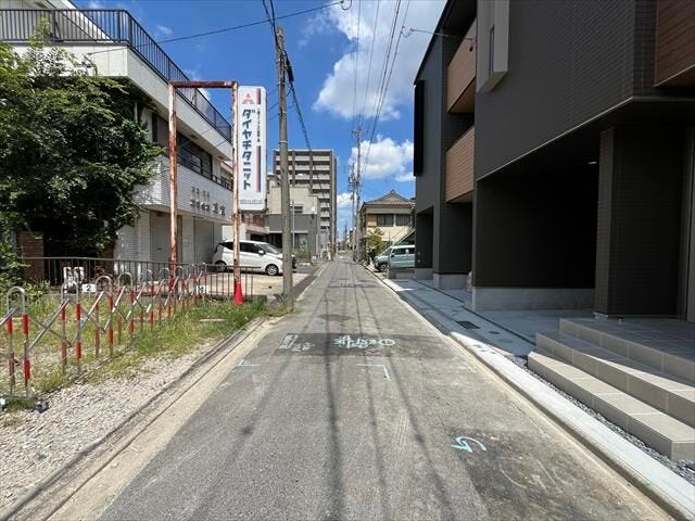 幅員約4mの西側前面道路です。普通車が1台通れる幅となります。大型車の通行が少ないので、振動や騒音が抑えられます。