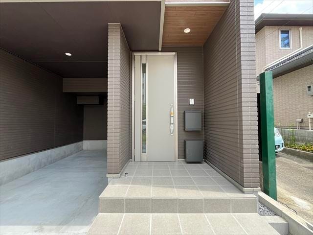 ◆宅配BOX完備◆留守がちなご家庭でもいつでも気兼ねなく荷物が受け取れます。
◆ビルトインガレージ◆お車を風雨から守ることができ、雨で濡れずに玄関へ出入りすることができます。