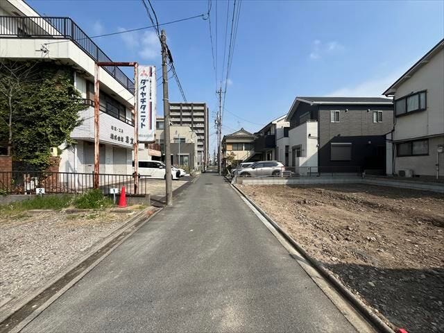 幅員約4mの西側前面道路です。普通車が1台通れる幅となります。大型車の通行が少ないので、振動や騒音が抑えられます。