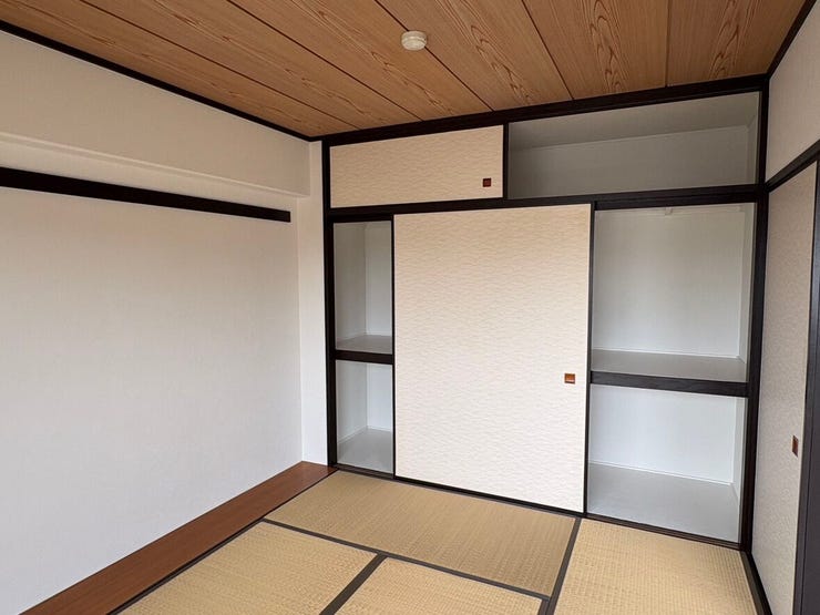 収納力のある押入れを備えた、使い勝手のよい和室です。季節の寝具や衣類もすっきりと片付くため、お部屋を広々と使えます。畳の香りに包まれて、のんびりと読書を楽しんだり、お子様とお昼寝をしたりと和みます。