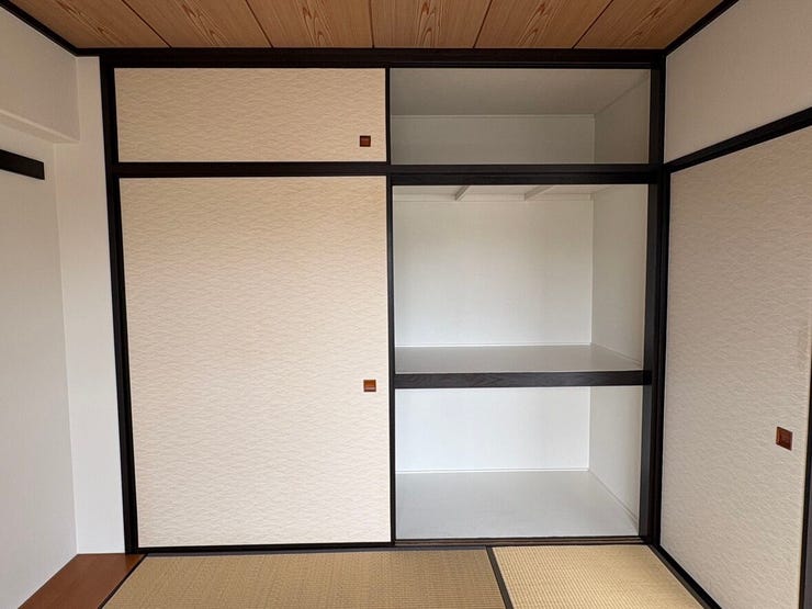 奥行きと高さのある押入れは、布団や季節の家電もたっぷり収納できます。中段と上段に分かれているため整理整頓がしやすく、生活感の出やすいアイテムを隠して、お部屋をすっきりと心地よく保てるのが嬉しいですね。